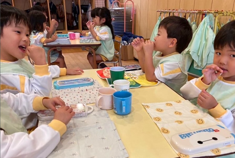 園児たちが噛み噛みタイムでにぼしを食べている様子